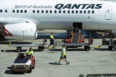 Redazione di Operai Contro, gli idioti continuano a gridare che la crisi è passata. Non è vero si estende nel mondo La compagnia di bandiera australiana Qantas ha annunciato oggi il taglio di 5.000 posti di lavoro, su uno staff totale di circa 30 mila, e la riduzione di 50 aerei dalla flotta, denunciando una perdita pre-tasse di 252 milioni di dollari australiani (circa 164 milioni di euro) nel secondo trimestre del 2013. un lettore