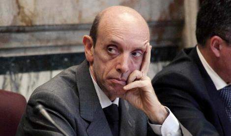 Redazione di Operai Contro, Mastrapasqua il milionario dai 25 incarichi si è dimesso da presidente dell’INPS. Gli restano altri 24 incarichi E’ indagato per una truffa milionaria Negli anni 90 fu condannato a 10 mesi di carcere per aver comprato, con la complicità di alcuni bidelli, esami universitari mai sostenuti Il milionario Mastrapasqua aveva una laurea falsa Ora che si è dimesso avrà dal governo una liquidazione milionaria Mastrapasqua ringrazia Letta Un lettore