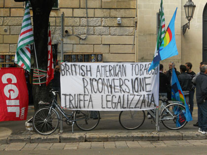 Redazione di Operai Contro, Gli operai della Jacobucci di Lecce sono stanchi di essere presi in giro dai dirigenti aziendali della multinazionale del tabacco, che portano avanti da più di tre anni un lento ma inesorabile piano di riconversione industriale che assicurava comunque il mantenimento totale dei posti di lavoro. Così ieri, circa 500 tra operai e impiegati della Iacobucci, a fronte della ennesima richiesta di cassa integrazione da parte dell’azienda, hanno deciso di alzare il tiro, dopo l’assemblea pomeridiana di ieri hanno deciso di incrociare le braccia, bloccare la produzione e dichiarare lo stato di assemblea permanente. La richiesta degli operai […]