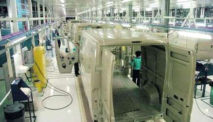 Redazione di Operai Contro, Chieti – lunedì, 24 febbraio 2014 Mercoledì notte alla Sevel di Atessa, fabbrica del gruppo Fiat che produce il “Ducato”, è accaduto un incidente sul lavoro, un operaio  Ernesto Rupi, 46 anni, della logistica è stato investito da un collega durante una manovra, adesso si trova ricoverato in prognosi riservata in neurochirurgia presso l’ospedale di Pescara in gravi condizioni. L’operaio è rimasto pesantemente ferito dopo essere stato investito da un carrello elevatore ed è stato ricoverato in prognosi riservata al reparto di neurochirurgia dell’ospedale di Pescara. Il fatto è avvenuto dentro un magazzino vicino alle officine […]