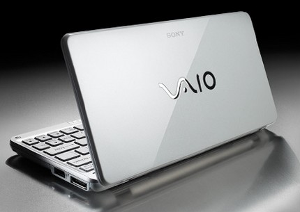 Sony cede la divisione dei pc Vaio al fondo di investimento Japan Industrial Partners negli sforzi per rilanciare le attività del gruppo. Il colosso nipponico dell’elettronica e dell’entertainment, che a luglio scorporerà gli asset tv in una newco interamente controllata, ha annunciato che chiuderà l’anno fiscale 2013, al 31 marzo prossimo, con una perdita di 110 miliardi di yen (circa 800 milioni di euro al cambio attuale). Infine, il gruppo stima di tagliare 5.000 posti di lavoro entro l’esercizio 2015. Quello presentato oggi da Sony è, di fatto, l’ennesimo piano di ristrutturazione di un gruppo alle prese con difficoltà […]