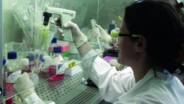 Redazione di Operai Contro,  la rivista britannica Lancet  ha analizzato le ripercussioni che i tagli alla sanità greca hanno avuto sulla popolazione. Il bilancio sanitario ha avuto dal 2009  una riduzione di oltre il 25%del budget mentre la spesa farmaceutica è di fatto dimezzata, passando da 4,37 miliardi di euro a 2,88 miliardi.. Questa la situazione che la rivista medica ha trovato.  La mortalità infantile è cresciuta rispetto al periodo prima della crisi del 43%, i casi di Tubercolosi sono raddoppiati nel solo 2012.  I casi HIV sono passati da15 nel 2009 a 484 nel 2012. La copertura sanitaria […]