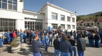 Redazione di operai contro, Giovedì 20 Febbraio 2014 – 12:54 Alle 12,30 di oggi i lavoratori Tekfor di Villar Perosa hanno fermato le macchine e incrociato le braccia per un’ora e mezza. Lo sciopero interno è stato voluto direttamente dai dipendenti dopo l’assemblea di stamattina. Ieri l’azienda ha consegnato le prime 27 lettere di cassa integrazione senza data di rientro, dopo l’avvio della procedura di licenziamento collettivo per 97 dipendenti tra lo stabilimento della Val Chisone e quello di Avigliana. Un gesto vissuto in fabbrica come benzina sul fuoco, compiuto senza aspettare l’incontro programmato per martedì in Amma per trattare […]