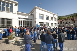 Redazione di operai contro, Giovedì 20 Febbraio 2014 – 12:54 Alle 12,30 di oggi i lavoratori Tekfor di Villar Perosa hanno fermato le macchine e incrociato le braccia per un’ora e mezza. Lo sciopero interno è stato voluto direttamente dai dipendenti dopo l’assemblea di stamattina. Ieri l’azienda ha consegnato le prime 27 lettere di cassa integrazione senza data di rientro, dopo l’avvio della procedura di licenziamento collettivo per 97 dipendenti tra lo stabilimento della Val Chisone e quello di Avigliana. Un gesto vissuto in fabbrica come benzina sul fuoco, compiuto senza aspettare l’incontro programmato per martedì in Amma per trattare […]