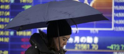 Redazione di Operai Contro, hai ragione gli idioti e i gangster ripetono che la ripresa è iniziata. ieri la Borsa di Tokyo è crollata per i timori sul rallentamento delle economie di Usa,Cina ed Eurozona e chiude a -4,18%: l’indice Nikkei, anche in scia alle turbolenze in corso sulle economie emergenti e al rapido rafforzamento dello yen, brucia 610,66 punti e si attesta a quota 14.008,47, ai minimi di seduta. La settimana si era aperta con la chiusura in territorio negativo per Wall Street. Il Dow Jones perde il 2,06% a 15.375,24 punti, il Nasdaq cede il 2,61% a […]