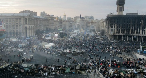 Redazione di Operai Contro, piazza Maidan (che significa “indipendenza” in ucraino, ndr), cuore della protesta a Kiev, è tranquilla ma ancora presidiata dagli insorti,.Viktor Yanukovich, che ha tentato la fuga in Russia, è sparito. I manifestanti, però, non intendono lasciar scappare i ministri del governo decaduto e, lungo le arterie che portano all’aeroporto di Kiev, hanno creato improvvisati checkpoint. Lì, armati di mazze e bastoni, controllano le auto per impedire che i ‘ricercati’ lascino il Paese e con loro hanno degli elenchi con le foto dei responsabili dell’ex esecutivo. Il suo successore è già stato eletto dal Parlamento dei gangster ucraini.  E’ Oleksandr Turchynov, braccio destro di Yulia Tymoshenko ( ex […]