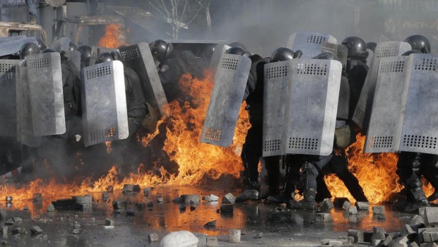 Redazione di OperaiContro, le fazioni borghesi progressiste, moderate e conservatrici si sperticano in analisi più o meno lunari sulla situazione in Ucraina e Repubblica Indipendente di Crimea. Nessuno si è ricordato di informare lettrici e lettori che il governo di un Paese europeo è a pesante partecipazione di esplicito stampo nazista (Svoboda) . Ciò non accadeva dal post-repubblica di Weimar in Germania, negli anni ’30. (per la cronaca, se ne è ricordato il solo Giulietto Chiesa in un suo articolo su “Il Manifesto” di martedì scorso) . Sia chiaro: nessuno deve incensare le grasse borghesie ucraine o russe. Ma […]