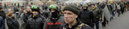 Redazione di Operai Contro, le borghesie occidentali speravano che l’insurrezione in Ucraina fosse stata domata. Si sbagliavano. Un giorno dopo il discorso della Timoshenko, di fronte alla Rada si è tenuta una manifestazione contro il ritorno in politica della pasionaria. “Yulia vai in pensione”, “i nostri eroi sono morti per cambiare il sistema, mentre la Timoshenko ne fa parte”, dicevano durante la protesta. Timoshenko non vuole correre per le elezioni presidenziali di maggio, ma rimarrà comunque leader del partito Patria, che guiderà la futura maggioranza e quindi controllerà il premier, figura con più poteri, secondo la Costituzione del 2004, ripristinata nei giorni scorsi. […]