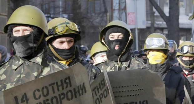 Redazione di Operai Contro, Riprende l’assalto ai palazzi dei gangster. Quattro morti e almeno 150 feriti nella nuova giornata di scontri a Kiev. Nella capitale i dimostranti hanno assaltato la sede del partito di Ianukovich con molotov. Secondo i servizi sanitari della protesta, che ha dato notizia anche di tre vittime tra i dimostranti, circa 30 persone sarebbero ferite “seriamente”. Centinaia di dimostranti hanno lanciato sassi contro gli agenti, che hanno risposto con l’uso di gas lacrimogeni. I partiti dell’opposizione accusano quello del presidente Ianukovych di tenere in stallo la situazione sulle riforme costituzionali che dovrebbero dare al Parlamento […]