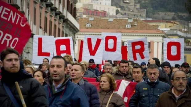 Redazione, Un altro successo del gangster Renzi Nuovo record storico per la disoccupazione. Il tasso dei senza lavoro nel nostro Paese sale a novembre al 13,4%, in aumento di 0,2 punti percentuali rispetto al mese precedente. Il dato è stato reso noto dall’Istat. Si tratta del valore più alto mai registrato sia dall’inizio delle serie mensili (gennaio 2004), sia delle serie trimestrali (dal 1977). Il dato sui giovani In rialzo anche la disoccupazione giovanile che nello stesso mese balza al 43,9%, in rialzo di sei punti percentuali rispetto ad ottobre. Risultano a caccia di un impiego ben 729mila under […]