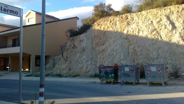 La Sicilia in questi giorni  è al centro dell’attenzione perché sta perfezionando l’abolizione delle Provincie, iniziata circa un anno fa. Al solito cambierà tutto per non cambiare niente, ma è necessario, di questi tempi distogliere l’attenzione dai problemi reali, e a volte non basta. Come non è bastato ad un povero cristo che l’altro giorno si è dato fuoco, a Leonforte (ormai ex provincia di Enna). È avvenuto nell’edificio del comune, lo sventurato è salito sul tetto dell’edificio, si è cosparso di benzina è si è dato fuoco. Ironia della sorte è stato salvato dal Sindaco, di professione vigile […]