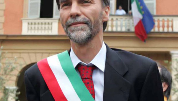 Egregio Direttore, non accenna a placarsi a Reggio Emilia la questione dell’appalto vinto dalla società del cugino del sottosegretario alla presidenza del Consiglio Graziano Delrio, allora sindaco della città, nel giugno del 2009. Il M5s, dopo avere letto l’inchiesta del Fatto (“Reggio Emilia, Delrio e quell’appalto da 140mila euro alla ditta del cugino“) sull’affidamento dei lavori di ristrutturazione della scuola dell’infanzia Allende, ha chiesto l’accesso agli atti. “Abbiamo scoperto” spiega il consigliere comunale del M5s Matteo Olivieri, “che il Comune era consapevole della piccola quota di partecipazione della funzionaria dell’ufficio gare, Enrica Montanari, alla società che poi si è […]