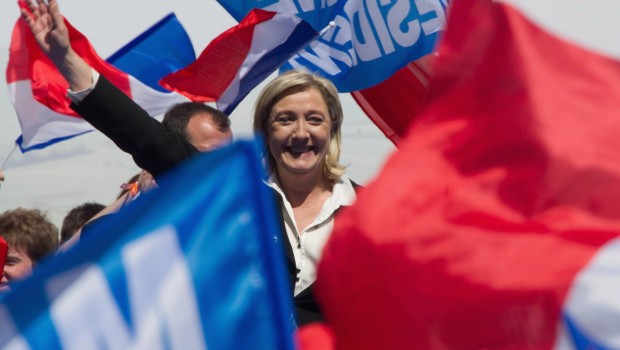 Caro Direttore, in Francia ha vinto “la destra”, quella storicamente catalogata in quanto tale. Fatti fuori il 38% delle astensioni, potrebbe sembrare che la destra ha avuto il 44%, ma solo sui votanti. Ma i contenuti e la politica di questa “destra” vanno ben oltre i propri confini, e sono ormai pane quotidiano anche degli altri partiti e formazioni che, (ufficialmente non di “destra”) in quanto interclassisti non possono che seguire, (a parte le forme e le giustifiche), il percorso della crisi imposto dalla classe dominante. Guardando ai contenuti delle cose, scopriremo che, se ci troviamo oggi col culo […]