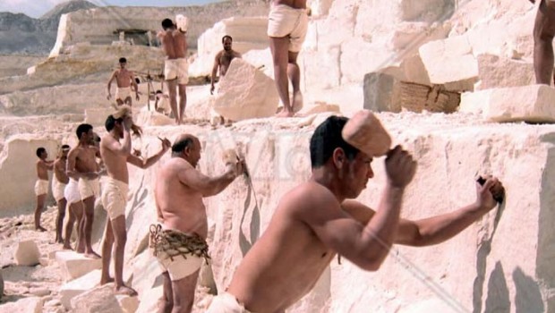 Redazione di Operai Contro, Nel mio condominio hanno lasciato a casa l’Egiziano con le scarpe rotte e i pantaloni sempre uguali… Erano anni che veniva a fare le pulizie e sistemare i sacchi dell’immondizia per quattro soldi. Parlava a fatica l’italiano, ma mi spiegava che non ce la faceva a mantenersi qua in Italia. Qualche volta riusciva a mandare 100 euro alla famiglia che aveva al suo paese. Due settimane prima della scadenza del contratto gli hanno comunicato che non glielo rinnovavano più. Al suo posto hanno preso un ragazzo italiano giovane che vive con la famiglia, con gli […]