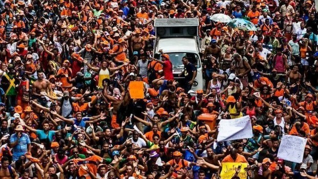 Dopo aver respinto l’accordo tra i sindacati e il comune di Rio de Janeiro, che concedeva un aumento di salario del 9%, gli spazzini sono scesi in sciopero durante il carnevale, dal 3 all’8 marzo. Nella città piena di turisti, rotolavano milioni di lattine di birra, scorrevano fiumi di piscia e correvano eserciti di topi. Nonostante le minacce di licenziamenti del sindaco, lo sciopero è proseguito fino a ottenere: forti aumenti salariali (da un salario base di circa 850 real a 1.100 real); i buoni pasto passano da 12 a 20 real; aumento dell’indennità di pericolo del 40%. A […]