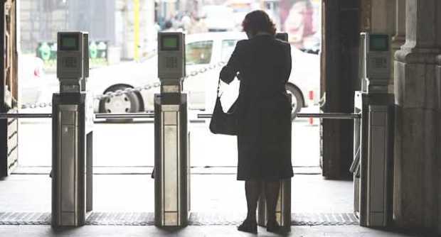 Caro Operai Contro, Ministri, commissari, sottosegretari, sono impegnati a scovare dove tagliare la spesa pubblica, il punto dolente che Vanna Marchi, alias Renzi, preferisce delegare ai suoi collaboratori, non ne parla nelle campagne da piazzista in diretta tivù. E’ la volta di Carlo Cottarelli, il commissario della spending review che in audizione al Senato svela 85 mila esuberi tra gli statali, precisando che è solo una stima iniziale, quindi potrebbero aumentare. Cottarelli che se ne intende in quanto già dirigente del Fondo monetario internazionale, calcola che tagliare 85 mila statali, porterebbe ad un risparmio di 5 miliardi di lire. […]