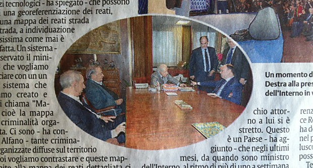 Redazione di Operai Contro, definire la linea che divide i gangster della politica dai gangster al servizio dei mafiosi è molto difficile. Chi critica i gangster della politica rischia di essere affidato alle cure della polizia. Chi critica i gangster al servizio dei mafiosi rischia di essere affidato alle cure della mafia. Alfano era già l’erede del pregiudicato Berlusconi Alfano è oggi il ministro dell’interno del gangster Renzi Il titolare del Viminale si è intrattenuto negli studi diMario Ciancio Sanfilippo, editore, imprenditore, padrone dell’informazione in Sicilia ma anche indagato per concorso esterno in associazione mafiosa dalla Procura di Catania. Lo ripeto […]