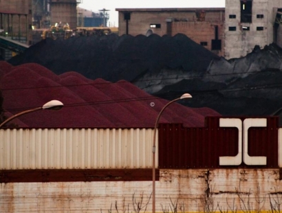 Redazione di Operai Contro, da molti anni il vostro giornale denuncia le condizioni di vita e di lavoro a cui sono costretti gli  operai dell’ILVA. L’assassino Riva viene rimandato a godersi i milioni dalla magistratura dei padroni Le famiglie degli operai pagano con la vita Vi invio un articolo della Gazzetta del Mezzogiorno Se noi operai non ci ribelliamo, continueremo ad essere macellati come pecore A cosa serve un lavoro e un miserabile salario, se noi e i nostri figli siamo stati condannati a morte? E’ meglio morire combattendo contro il padrone che aspettare la morte per tumore Un […]