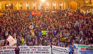 Redazione di Operai Contro, Circa diecimila operai hanno marciato  con lo slogan ” ;Mai più un licenziamento o una chiusura”  nel centro di Gijón nelle in Asturie . ” Per mesi , molti operai nelle Asturie hanno partecipato ad assemblee auto-organizzate per difendere il loro lavoro e dei loro diritti del lavoro . Gli operai delle Asturie stanno cominciando a perseguire un diverso modo di sindacalismo . Vogliono che siano gli operai  che , direttamente , fanno la loro decisioni “, ha proclamato nella lettura del manifesto Isaac Perez , comitato Tenneco , aggiungendo:” . non negoziare o firmare nulla […]
