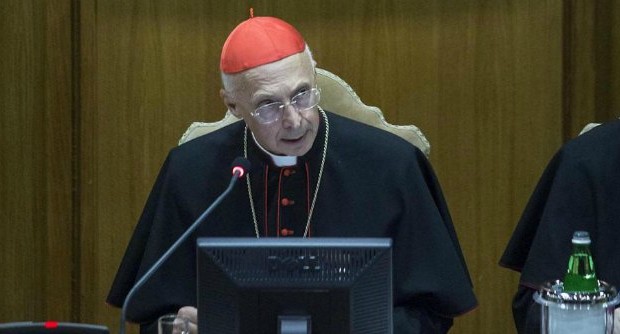 Redazione di Operai Contro, Il gangster Renzi ha rubato la scena a Francesco La Cei benedice il governo Renzi. Alla vigilia della Messa che, giovedì 27 marzo alle 7, Papa Francesco celebrerà con i parlamentari italiani nella Basilica Vaticana, il cardinale Angelo Bagnasco, aprendo i lavori della sessione primaverile del Consiglio episcopale permanente dellaCei, ha affermato che “è indispensabile sostenere in modo incisivo chi crea lavoro e occupazione in Italia, semplificando anche le inutili e dannose burocrazie. Se non si velocizzano i processi e non si incentiva, si scoraggia ogni intrapresa vecchia e nuova”. E in un altro passaggio il presidente dei vescovi italiani ha precisato che “con […]