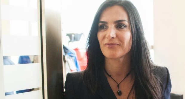 Redazione di Operai Contro, hai aperto una rubrica senza fine Un lettore sardo Nei corridoi del Partito democratico parlano di doccia fredda. Francesca Barracciu, sottosegretario alla Cultura, aveva garantito di essere pronta a entrare nella squadra di governo “perché con i magistrati era tutto chiarito”. In suo favore si erano esposti il ministro Maria Elena Boschi e lo stesso premier Matteo Renzi. Ma venerdì scorso è arrivato il colpo di scena. Il pm di Cagliari Marco Cocco ha interrogato in gran segreto l’ex consigliere regionale, indagata per peculato aggravato nell’ambito dell’inchiesta sui fondi sui gruppi consiliari della Regione Sardegna, proponendo a Barracciu due sorprese. In primo luogo la procura le contesta […]