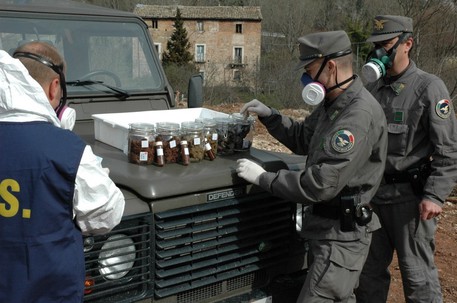 Redazione di Operai Contro, dopo la terra dei fuochi, l’acqua avvelenata. Le stragi dello stato continuano “L’acqua contaminata è stata distribuita in un vasto territorio e a circa 700 mila persone senza controllo e persino a ospedali e scuole”. E’ il duro passaggio della relazione dell’Istituto Superiore di sanità che ha analizzato per l’Avvocatura dello Stato le acque contaminate dalla mega discarica di veleni tossici nel pescarese. “La qualità dell’acqua è stata indiscutibilmente significativamente e persistentemente compromessa”, prosegue la Relazione dell’ISS depositata agli atti del processo di Chieti dove sono sotto processo i vertici di Montedison e Solvay con […]