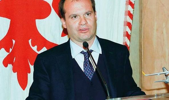 Redazione di Operai Contro, l’ufficio stampa di Matteo Renzi specifica:«Renzi ha usufruito in alcune circostanze dell’ospitalità di Carrai, il cui contratto di affitto dell’appartamento è stato già reso pubblico». Insomma perché fare tanto casino per una cosa normale Un gangster ospitava un gangster suo amico Renzi è una persona gioviale non ama stare da solo «Si appoggiava lì quando ne aveva bisogno» Il  legale di Carrai, avvocato Alberto Bianchi lo conferma: «Quella casa non è stata presa in affitto da Marco Carrai per Matteo Renzi ma per lo stesso Marco Carrai che poi, per amicizia, ha anche ospitato lo […]