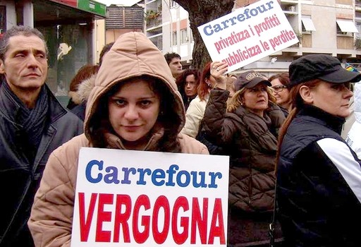 Oltre 70 operai hanno dato vita ad un blocco totale della circolazione di merci presso il magazzino Carrefour di Pieve Emanuele a fronte di 25 licenziamenti e della cancellazione di buona parte dei diritti (scatti, livelli, ticket, malattia, collocazione fissa) conquistati negli anni dai 100 operai “salvati” dall’accordo di cambio appalto siglato da CGIL-CISL-UIL a inizio marzo (NB: non è supefluo sottolineare che, patre intgrante dell’accordo è stata una lista di 25 nomi da espellerel proponendo loro una collocazione altrove a stipendio dimezzato) Appoggisti das una conquantina di operai provenienti dalla SDHl e dalla SDA di Carpiano, gli operai […]