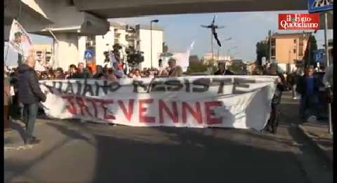 Redazione di Operai Contro, il  governo ha emesso una nuova condanna a morte Nuova discarica a Chiaiano “A tutti voi che volete di nuovo inquinarci, ve lo diciamo un’altra volta: Jatevenne! (andatevene, ndr)”. Tre anni dopo la chiusura della mega discarica di Cava del Poligono, i cittadini di Chiaiano, quartiere nord di Napoli, sono di nuovo scesi in strada per dire no all’invaso che il commissario straordinario alle discariche, Raffaele Ruberto, vorrebbe aprire a poche centinaia di metri dal primo. Uno smacco, soprattutto se si pensa che per la gestione della vecchia discarica, voluta da Berlusconie Bertolaso, sono da poco finite in manette 17 persone, indagate […]