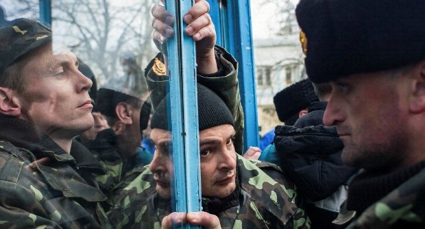 Redazione di Operai Contro, La Crimea ora fa parte della Russia e i militari russi si sono stabiliti in tutta la Crimea I borghesi occidentali stavano zitti e stringevano le mani insaguinate di Putin quando massacrava il popolo Ceceno Gli Stati Uniti  si dicono pronti a intraprendere nuove azioni se continueranno le provocazioni russe, tanto che il vicepresidente americano Joe Biden in una conferenza stampa con la presidente della Lituania dice: “Potremmo inviare delletruppe nei Paesi baltici per rassicurare le ex repubbliche sovietiche, preoccupate dall’annessione della Crimea”. Interventi per “tranquillizzare”, mentre il presidente Obama esclude un intervento militare in Ucraina. La guerra tra le […]