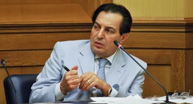 Per mesi si è detto che sarebbero state abolite, ma oggi il rischio è che le province rinascano entro sei mesi dalle loro ceneri, più o meno come l’araba fenice. Una elaboratissima legge discussa per tre mesi, e annunciata con un anno d’anticipo, ha portato alla fine al voto favorevole di 62 deputati sui 90 che occupano uno scranno all’Assemblea Regionale Siciliana: da oggi in Sicilia non esistono più le province, cancellate in astratto con un rapido tratto di penna. Le nove province regionali vengono così sostituite da altrettanti Liberi consorzi dei comuni, con la possibilità di crearne di nuovi […]