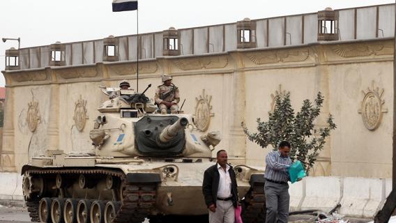 Redazione di Operai Contro, borghesi occidentali e russi non hanno niente da dire. Il generale torturatore di Mubarak che ha deposto Morsi è stato salutato da tutti gli assassini della borghesia. Cinquecentoventinove condanne a morte: è la sentenza con cui il tribunale di un quartiere a Sud del Cairo decreta la massima pena nei confronti di altrettanti Fratelli Musulmani. Si tratta di alcuni dei 1200 militanti islamici sotto processo per i disordini che avvennero nei quartieri meridionali della capitale lo scorso luglio, a seguito della deposizione del presidente Mohammed Morsi da parte dei militari. La sentenza, senza precedenti in […]