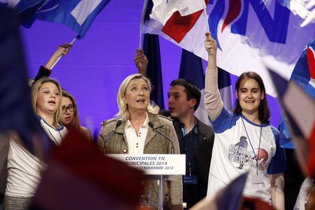 Redazione di Operai Contro, la democrazia borghese boccheggia anche in Francia. Con il 38% dei non votanti l’astensionismo è il primo patito della Francia. Del restante 62% dei votanti, la destra complessivamente ha conquistato il 45,91% dei voti contro il 40,57 della gauche. L’estrema destra di Marine Le Pen raggiunge il 6,84% dei suffragi e l’estrema sinistra lo 0.06%: è quanto emerge dai risultati provvisori dello scrutinio annunciati questa sera dal ministro dell’Interno, Manuel Valls. Il tasso di affluenza è invece al ”63,70% contro il 65,22% del 2008”, ha detto ancora Valls. Gli astensionisti hanno affermato una cosa semplicissima: […]