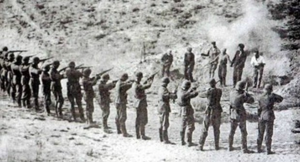 Redazione di Operai Contro, la magistratura italiana non fa sconti a nessuno Padroni, politici, criminali nazisti, alla fine saranno tutti condannati ma non andranno in galera. L’articolo che riporto è una dimostrazione di quello che ho detto Un nipote cinquantenne di un partigiano Tre ergastoli per gli ex nazisti della divisione “Hermann Goering”. La Corte di Cassazione ha accolto il ricorso della procura generale militare confermando le condanne a vita agli accusati delle stragi sull’Appennino tosco-emiliano nella primavera del 1944, una di queste è quella del Monte Falterona (200 morti), tra le province di Firenze e di Arezzo. La Corte ha anche disposto un nuovo processo […]