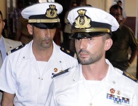 Redazione di operai Contro, i politici italiani continuano ad insistere. I due fucilieri di marina devono essere liberati (uno è già libero). Continuo ogni volta a chiedermi chi ha ucciso i due pescatori indiani Molto probabilmente sono morti per un arresto del cuore Occorre stabilire chi e cosa ha provvocato l’arresto cardiaco. I pescatori indiani non si sono suicidati In ogni caso penso che non si può andare armati sulle navi, sugli aerei, durante le  manifestazioni, ecc Un vostro lettore