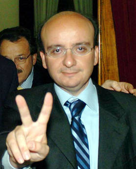 Redazione di Operai Contro, avete ragione a chiamarli gangster. Il Gip di Messina ha accolto la richiesta di arresto della locale Procura per il parlamentare nazionale del Pd Francantonio Genovese nell’ambito di un’inchiesta sulla formazione. Il provvedimento e’ sospeso ed e’ stato inviato alla presidenza della Camera. E’ la prima volta, in questa legislatura, che è richiesto l’arresto di un parlamentare. Il provvedimento del Gip, che ipotizza il reato di associazione per delinquere, riciclaggio, peculato e truffa, di richiesta di autorizzazione, dispone gli arresti in carcere. L’atto è stato già notificato da Guardia di finanza e da agenti della […]