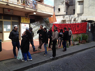 Oggi alla FIAT di Pomigliano d’Arco si è perpetrata l’ennesima truffa aidanni dei lavoratori dello stabilimento. Era, infatti, fissato nella data odierna l’incontro tra Pietro de Biasi,capo delle relazioni industriali di Fga, e quelli che ancora hanno ilcoraggio di chiamarsi “sindacati” (Fim, Uilm, Fismic, Ugl e Associazione Quadri), per discutere dell’applicazione dei contrattidi solidarietà all’interno dell’azienda di Pomigliano. Nelleore dell’incontro abbiamo deciso di occupare simbolicamente la sedecittadina della CGIL, trovando un forte sostegno da parte dellacittadinanza ormai stufa di false promesse, non solo per dare ancorauna volta il segnale che c’è chi prova strenuamente ad opporsi allescellerate e assurde […]