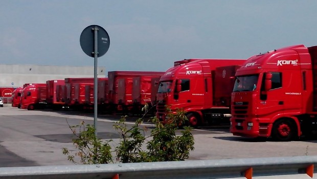 Caro Operai Contro, con un alta adesione, si è concluso ieri sera alle 22 lo sciopero dei camionisti iniziato giovedì. Era stato proclamato dal sindacato autonomo Fao (Federazione Autisti Operai) che ha organizzato il fermo dei conducenti della società di autotrasporto e logistica Koiné, a cominciare dalle quattro sedi principali ossia Madone, San Giorgio in Bosco, Calenzano e Fiumicino. L’adesione allo sciopero non ha riguardato solo i novanta iscritti al sindacato Fao ( su un totale di 330 autisti) ma anche tanti autisti non iscritti. A Madone è stato organizzato anche un presidio, animato da una cinquantina di persone […]