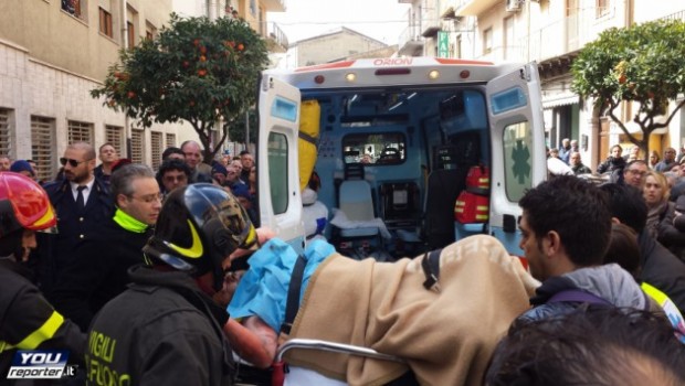 Redazione di Operai Contro, Il disoccupato, padre tre figli, che alcuni giorni fa si era dato fuoco, perché era stato escluso dall’assegnazione di una casa popolare, è morto dopo 5 giorni di agonie e sofferenze. Chiaramente tutti i giornali e TV locali ne hanno parlato, finanche il TGR SICILIA, ci mancherebbe altro. Solo in questo modo i poveri cristi possono avere il loro momenti di notorietà, da morti. Da vivi nessuno li caca, cosi come vengono ignorati i loro bisogni, i politici hanno altro da pensare, cose più serie, non certo i problemi del popolino. Si conclude così un […]