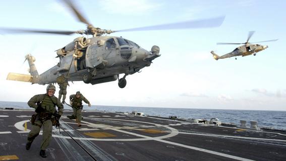 Redazione di Operai Contro, Le forze Navy Seals della Marina statunitense hanno preso il controllo della petroliera nordcoreana Morning Glory che trasportava greggio di proprietà della compagnia nazionale petrolifera libica. Lo ha reso noto il Pentagono, sottolineando che nessuno è rimasto ferito. Il Pentagono precisa in un comunicato che la petroliera era stata sequestrata da tre uomini libici armati prima di effettuare il carico illegale di greggio. L’operazione, prosegue la nota, ha avuto luogo domenica dopo le ore 22.00 al largo delle coste di Cipro. «Nessuno è stato ferito nell’operazione delle forze statunitensi, richiesta dai governi libico e cipriota», […]