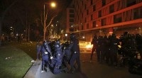 Poliziotti hanno sparato proiettili di gomma Madrid, scontri e feriti  Scontri tra manifestanti e polizia sono scoppiati in serata a Madrid al termine dell’imponente manifestazione contro l’austerità con un bilancio di 7 manifestanti e 20 poliziotti feriti, uno dei quali grave, e 17 arresti. Gli scontri sono scoppiati mentre la folla si disperdeva tra i poliziotti che hanno iniziato a sparare proiettili di gomma contro decine di manifestanti che lanciavano oggetti. I manifestanti hanno costruito barricate, incendiato i cassonetti dell’immondizia e distrutto i vetri di una banca. Migliaia di manifestanti arrivati da tutta la Spagna, molti a piedi, per […]