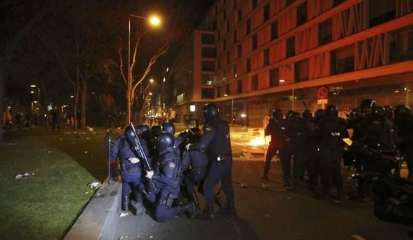 Poliziotti hanno sparato proiettili di gomma Madrid, scontri e feriti  Scontri tra manifestanti e polizia sono scoppiati in serata a Madrid al termine dell’imponente manifestazione contro l’austerità con un bilancio di 7 manifestanti e 20 poliziotti feriti, uno dei quali grave, e 17 arresti. Gli scontri sono scoppiati mentre la folla si disperdeva tra i poliziotti che hanno iniziato a sparare proiettili di gomma contro decine di manifestanti che lanciavano oggetti. I manifestanti hanno costruito barricate, incendiato i cassonetti dell’immondizia e distrutto i vetri di una banca. Migliaia di manifestanti arrivati da tutta la Spagna, molti a piedi, per […]