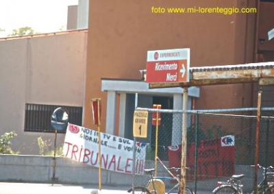 Alle 7 di ieri mattina è iniziato lo stato di agitazione presso i magazzini Carrefour di Pieve Emanuele I 25 operai vittime di un cambio appalto particolarmente gravoso (trasferimento coatto e taglio del 50% del salario) hanno dato vita ad un blocco che ha pesantemente rallentato il flusso dei camion in entrata e in uscita, denunciando il cambio appalto e rivendicando pari condizioni per tutti i 120 operai dell’impianto (da notare che anche per i 100 operai rimasti sull’impianto sono stati tagliati, pesantemente, i diritti contrattuali conquistati negli anni quali la malattia, gli scatti, i ticket e i livelli […]