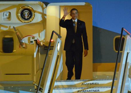 Redazione di Operai Contro, il presidente americano Barack Obama è arrivato a Roma. Obama rappresenta i padroni USA responsabili dei massacri e stragi in Irak e Afghanistan. Obama rappresenta i padroni USA responsabili di 8 milioni di licenziamenti e della fame dei bambini Di rientro dal vertice Usa-Ue dove aveva messo in guardia, tra l’altro, sulla «riduzione della spesa per la difesa di alcuni Stati», perché «l’Ucraina ci ricorda che la libertà non è gratis, dobbiamo pagare per avere una forza Nato credibile e deterrente». Una frase nella quale c’è chi ha visto un riferimento alla controversa commessa degli […]