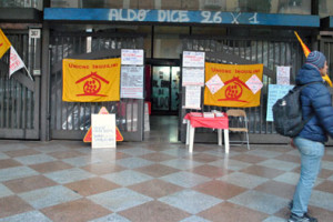 L’11 marzo un ingente schieramento di DIGOS, polizia, carabinieri e chi più ne ha più ne metta ha sgomberato Aldo dice 26×1. Il residence sociale è stato sigillato e murato. Chi ha inteso di “risolvere il problema di una occupazione abusiva” con lo sgombero ha in effetti la responsabilità di aver alimentato l’emergenza abitativa: chi aveva iniziato a vivere a Aldo dice 26×1 è tornato a vivere in strada e le numerose famiglie che stavano contribuendo ai lavori di recupero per poter avere una stanza a seguito dell’imminente sfratto, hanno oggi la prospettiva di vivere in strada. Aldo dice […]