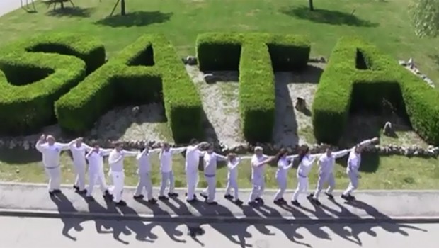 “Qui siamo felici”. Questo il messaggio che il Lingotto ha deciso di diffondere in Rete mentre buona parte degli operai dello stabilimento lucano sono in cassa integrazione. Nel video postato su Youtube, che a prima vista sembra essere frutto dell’iniziativa dei dipendenti, si vedono i lavoratori e dirigenti che ballano felici in mezzo a catene di montaggio e uffici colorati. Da Luigi Galante, manager di primo piano a Sebastiano Garofalo, capo della fabbrica di Melfi. Dalla Fiom fanno sapere che sembra un “film dell’Istituto Luce” sottolineando che quelli che sembrano operai sono in realtà i team leader e i […]