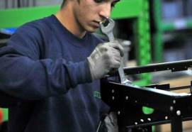 Caro Operai Contro, riporto il commento che un operaio delle cooperative ha fatto ad un articolo sui salari in Italia, pubblicato da “il sole 24 ore”. A seguire l’articolo stesso. “ non avete riportato gli salari lordi 4.90 di euro per tutti gli quelli che lavorano sotto il caporalato legalizato tipo le cooperative e soministrazioni.fatevi dare le loro buste paga.e si trata di tutti gli pulitori, in apalto, tutte le casiere , comese, e tutto il settore albergiero e ristorazione, etc…….in italia non esistono proprio piu gli lavoratori con asunzione deiretta, manco medici……… “ janko0 21 marzo 2014 Saluti […]