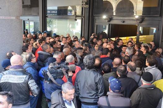 La mancanza di informazione e di discussione sulla Piattaforma FIOM, la fretta di chiudere il Referendum  e il suo fallimento in termini di partecipazione al voto, alla Piaggio come in tante altre fabbriche, sollevano interrogativi pesanti  sulle iniziative e sul ruolo che i dirigenti della FIOM stanno assumendo.  In una fase di attacco padronale, frontale e continuativo da diversi anni, a livello nazionale e di fabbrica, se si intendesse davvero dar vita a una iniziativa di difesa e di reale contrasto, la prima cosa da fare sarebbe coinvolgere e attivare il maggior numero possibile di lavoratori nella discussione e […]