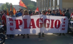 Il Foglio Bianco La Piaggio usa la crisi a spese dei lavoratori e dei cittadini Posted: 22 May 2015 10:51 AM PDT La Piaggio ha annunciato da tempo uno stato di crisi e utilizza il contratto di solidarietà e i permessi dei lavoratori per fermate produttive di intere settimane, in contemporanea spinge i lavoratori a svolgere lavoro straordinario in vari reparti. Lo scorso sabato circa 200 persone erano in straordinario, nell’officina PM01 addirittura di sabato pomeriggio e domenica notte.I ritmi di lavoro, soprattutto sulle catene di montaggio sono in costante aumento e di conseguenza aumentano i problemi di salute […]