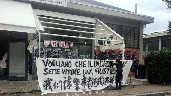 Redazione di Operai Contro, sette operai bruciati vivi a Prato. Il giorno dopo nessuno sapeva, e invece tutti sapevano. Persino il Comune di Prato. Che chiedeva la tassa rifiuti sui loculi di cartongesso abitati dagli operai del tessile. «È emerso che i tecnici della municipalizzata Asm rilevavano ai fini del conteggio la presenza di una zona soppalcata adibita a dormitorio, addirittura quantificandone i metri quadri…». Non era un segreto. Non erano fantasmi. C’era il soppalco. C’erano le brande. Gli operai lavoravano chiusi all’interno del capannone fino a 17 ore al giorno. Guadagnavano due euro l’ora. Dormivano e mangiavano lì, […]